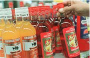 An Tankstellen ist es für Jugendliche schwieriger, an Alkohol zu gelangen als an Events. Dort können sie in 50 bis 70 Prozent der Fälle widerrechtlich Alkohol erwerben. (Bild: (Ralph Ribi))