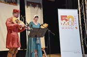 Zwei mittelalterliche Spielleute umrahmen den Neujahrsapéro musikalisch. (Bild: Christoph Heer)