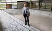 Nicht mehr viel übrig: Spitaldirektor Stephan Kunz steht im alten Hallenbad. (Bild: Nicole D'Orazio)