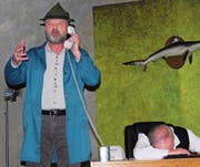 Als Hausmeister ist Alfons Moosgruber, gespielt von Bühne-70-Präsident Walter Dönni, oft zur falschen Zeit am falschen Ort und entdeckt als Erster die Leiche (Klaus Koenen). (Bild: Roland P. Poschung)