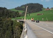 Holzvisiere an der Hundwilertobelbrücke deuten eine vom Kanton geplante Suizidprävention an. Netze sind gemäss Studien eine wirksame Art, um Suizidversuchen vorzubeugen. (Bild: Alessia Pagani)