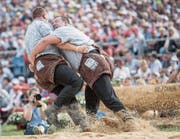 Domenic Schneider (rechts) besiegt im sechsten Gang den Eidgenossen Sven Schurtenberger. (Bild: Lorenz Reifler)