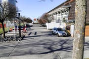 Den Parkplatz bei der Mehrzweckhalle in Rorschacherberg nutzten laut der Kantonspolizei auch Mitglieder eines Drogenrings. (Bild: Rudolf Hirtl)