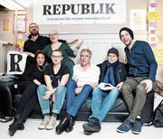 Die «Republik» ist online und Enthüllungsjournalist Günther Wallraff feiert neben Co-Gründer Constantin Seibt (Mitte) und Redaktionsmitgliedern. (Bild: Siggi Bucher/EPA (Zürich, 14. Januar 2018))