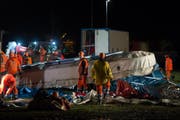 Die Aufräumarbeiten der Feuerwehr sind in vollem Gange, nachdem der starke Wind das Zelt des Zirkus Knie in Bellinzona zum Einsturz gebracht hatte. (Bild: KEYSTONE/TI-PRESS)