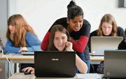 In der ersten Lektion der neuen Notebook-Klasse an der Kantonsschule am Brühl in St. Gallen. (Bild: Hanspeter Schiess)