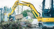 Die Landschaftsgärtner transportieren die Grabsteine auf dem Friedhof Oberkirch mit dem Bagger ab. (Bilder: Andrea Stalder)