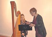 Brigitte Jetzer erzählt ein Märchen. Ihre Tochter Seline wartete auf ihren Einsatz mit dem passenden Musikstück dazu. (Bild: Melanie Steiger)