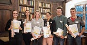 Sechs der insgesamt acht ausgezeichneten Lehrlinge konnten an der Prämierung teilnehmen: Leandra Signer, Elena Kunz, Anina Meier, Anja Schneider, Manuel Vetter und Dominik Böhi. (Bild: Thi My Lien Nguyen)