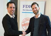 Michael Eberli (links) übergibt das Präsidium der FDP Buchs an Andreas Schwarz. (Bild: PD)