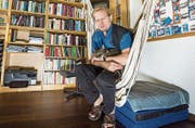 René Stauffer und sein Kater Tigi im Arbeitszimmer in Müllheim. (Bild: Andrea Stalder)