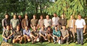Die erfolgreichen Absolventen des Jagdlehrgangs 2014–2017 und die Prüfungskommission. (Bild: PD)