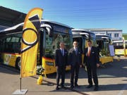 Walter Schwizer, Leiter der PostAuto-Region Ostschweiz, Florian Jud, Projektleiter Finanzen, Amt für öffentlichen Verkehr des Kantons St.Gallen und Claudio Albrecht, Leiter Buses & Coaches, Scania Schweiz AG vor den neuen Hybridpostautos in Goldach. (Bild: PostAuto)