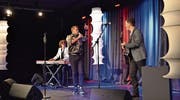 Zum Auftakt singt Michael von der Heide «Bonjour, Bonjour», ein bekanntes Lied von Paola. Am Piano Daniel Gisler, an der Gitarre Martin Buess. (Bild: Adi Lippuner)