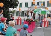 Clau Wirth eröffnete die Jubiläumsfeier der Gemeindebibliothek mit einer Geschichte. (Bild: Gianni Amstutz)