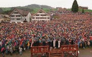 Über die letzte Totalrevision der Kantonsverfassung entschied noch die Landsgemeinde, und zwar jene von 1995 in Hundwil. Zwei Jahre später (Bild) fand, ebenfalls in Hundwil, die letzte Ausserrhoder Landsgemeinde statt. (Bild: Keystone (27. April 1997))