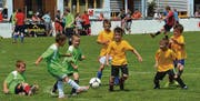 Ob Klein oder Gross – auf den Spielfeldern des Grümpelturniers Appenzell kämpfen die Kicker um jeden Ball.