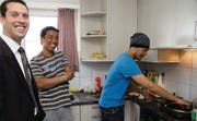 Tibetische Spezialitäten kochen: Gemeindepräsident Michael Götte auf Besuch in der Asylunterkunft im Tübacher Gemeindehaus. (Bild: Carla Münzer)