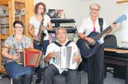 Musizieren gemeinsam: Karin Nater, Seraina Akermann, Charly und Heidi Thür. (Bild: Daniela Ebinger)