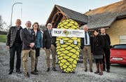 Gruppenbild vor dem Schützenhaus Wydenholz in Hosenruck, einem der neun Schiessplätze. Das Schützenfest-OK mit: Martin Stadler, David Jenni, Susanne Falk, Bruno Lüscher, Willy Nägeli, Petra Mullis und Peter Bernhard. (Bild: Olaf Kühne)