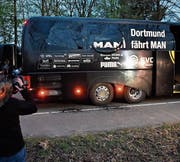 Der durch drei Sprengsätze beschädigte Dortmunder Mannschaftsbus. (Bild: Martin Meissner/AP)