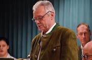 Präsident Josef Lenherr führt durch die Hauptversammlung der Werdenberger Jäger-Vereinigung. (Bild: Katharina Rutz)