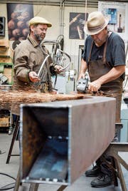 Gabriel Mazenauer (l.) und Markus Graf arbeiten an ihrer Eisenplastik «Silhouette» . (Bild: Donato Caspari)