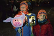 Am Silvesterabend ziehen Kinder mit selbstgebastelten Laternen durch die Gassen der Altstadt. (Bild: PD)