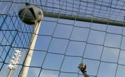 Ein Torhüter der Breitensportabteilung des FC Wil ist am Mittwoch vom Kreisgericht Wil wegen fahrlässiger Körperverletzung verurteilt worden. (AP Photo/Thomas Kienzle, File/Symbolbild) (Bild: THOMAS KIENZLE (AP))