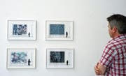 «Es passiert einfach»: Galerist Adrian Bleisch vor einer Werkserie Valentin Magaros. (Bild: Dieter Langhart)