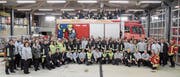 Die 150 Feuerwehrleute posieren nach der ersten gemeinsamen Übung für ein Gruppenbild. (Bild: PD)