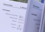 Der St.Galler Kantonsrat will nicht nur ganze, sondern auch halbe Noten im Zeugnis. (Bild: Keystone/Archiv)