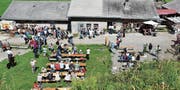 Gemütlichkeit und Sonnenschein auf der Gamser Alp Tesel auf Wildhauser Boden. (Bild: Beatrice Bollhalder)