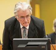 Der Angeklagte Radovan Karadzic nimmt im Gerichtssaal des Kriegsverbrechertribunals in Den Haag Platz. (Bild: ap/Michael Kooren)