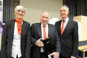 Martin Ammann und Monika Göldi verabschieden Verwaltungsrat Werner Göldi (Mitte) aus dem Gremium. (Bild: Hansruedi Rohrer)