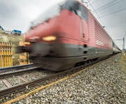 Zwischen Weinfelden und Berg fährt ein Zug an der Baustelle der SBB vorbei. (Bild: Reto Martin)