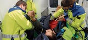 Ein Patient wird mit starken Rückenschmerzen vorsichtig im Rettungswagen von Rettungssanitäter Adi Pfister und Lea Fischer für den Transport vorbereitet. (Bilder: Roland P. Poschung)