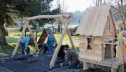 Kiwani-Mitglieder errichteten das Spielhaus aus Holz. (Bild: PD)