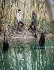 Gemeinderätin Beatrix Kesselring und Revierförster Roman Guntersweiler im Rietgrabe. (Bild: Reto Martin)