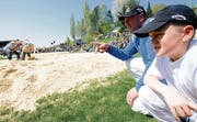 Lagebesprechung: Stefan Burkhalter beobachtet zusammen mit Sohn Thomas am Frühjahrsschwingen in Buch die Konkurrenz. (Bild: Donato Caspari)