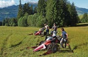Die Bauern sind startklar zum traditionellen Streuemähen (Bild: Adi Lippuner)