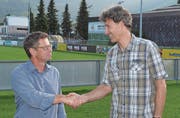 Diego Forrer (links) gratuliert André Fernandez zum guten Ergebnis bei den Wahlen für das Schulratspräsidium, wo er nur knapp unter dem absoluten Mehr blieb. (Bilder: Thomas Schwizer)
