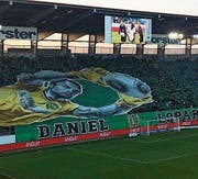 Im Dezember 2016 bedanken sich die Anhänger mit einer Choreografie bei Daniel Lopar für seine zehnjährige Clubtreue. (Bild: Daniel Walt)