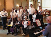 Beim jährlich stattfindenden Gottesdienst zusammen mit Menschen mit Behinderung spielten Kinder Theater und ein Chor sang Lieder. (Bilder: pd)