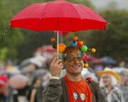 P wie Petrus: Er war kein Raver der ersten Stunde: Die ersten drei Jahre fand die Street Parade bei kühlen Temperaturen unter 20 Grad statt. In diesem Jahr sieht es besser aus: Die Organisatoren versprechen viel Sonne und 23 Grad. Das allerdings sorgt im städtischen Entsorgungsamt für Nervosität: Je schöner das Wetter, desto höher der Alkoholkonsum und desto drastischer dessen Begleiterscheinungen (siehe Urin). (Bild: Keystone)
