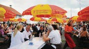 Hunger und Durst: Die Helfer in der Festwirtschaft hatten alle Hände voll zu tun.