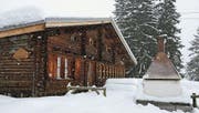 Das Lagerhaus liegt in der Zone, die wegen Lawinengefahr gesperrt ist. Am Dienstag soll gesprengt werden. (Bild: Philipp Ruggli (Dezember 2017))