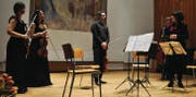Bevor das Quartett in die Pause entschwindet, eröffnet Stadträtin Madeleine Rickenbach Gabriel Estarella, dass er Kulturpreisträger ist. (Bild: Ramona Riedener)