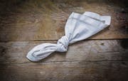 Wie erinnert man sich daran, dass man etwas nicht vergessen soll? Vielleicht mit dem berühmten Knopf im Nastuch. (Bild: Maren Winter/fotolia)