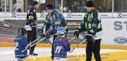 Kinder trainieren am Swiss Ice Hockey Day mit den Profis. (Bild: PD)
